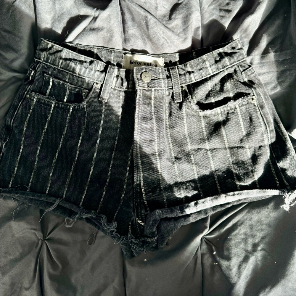 Reformation Dixie short black with white stripes.
Size 25 - Picture 6 of 8